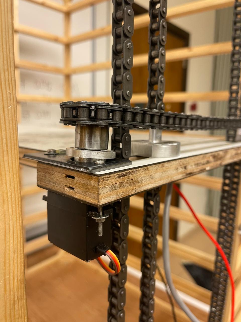 Mounting arrangement for the servo motor.